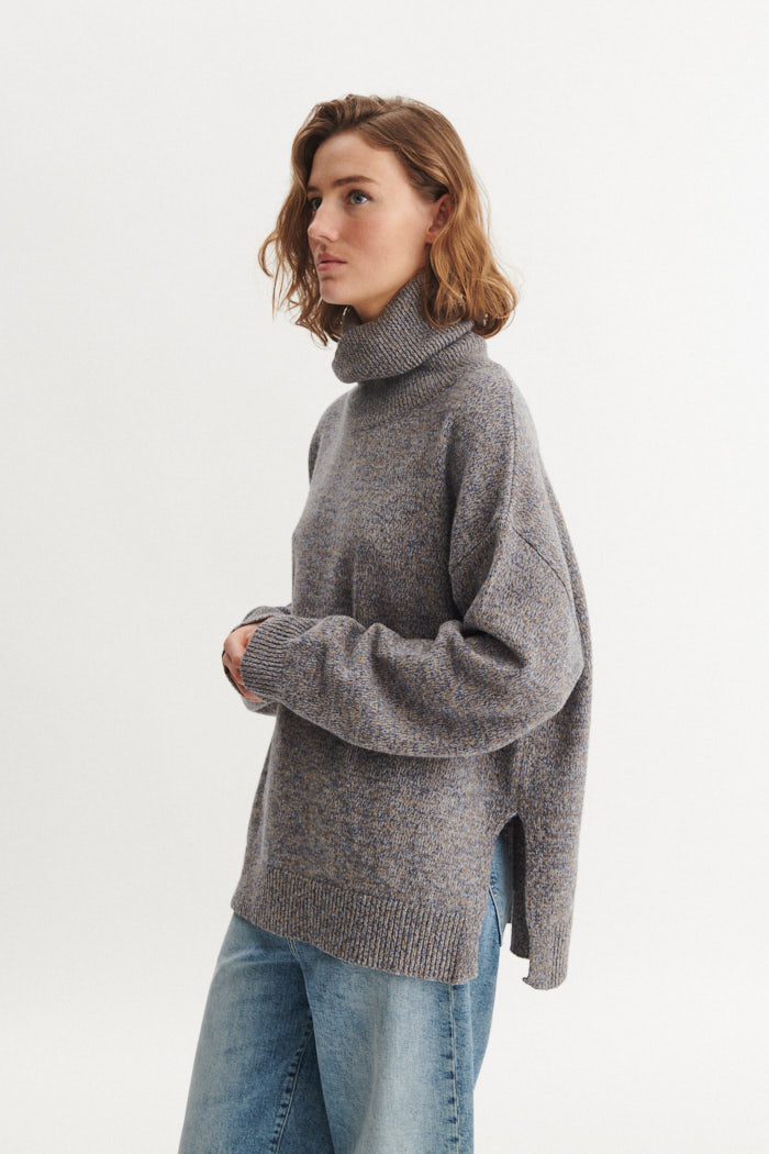 Pullover oversize spacchi e collo alto